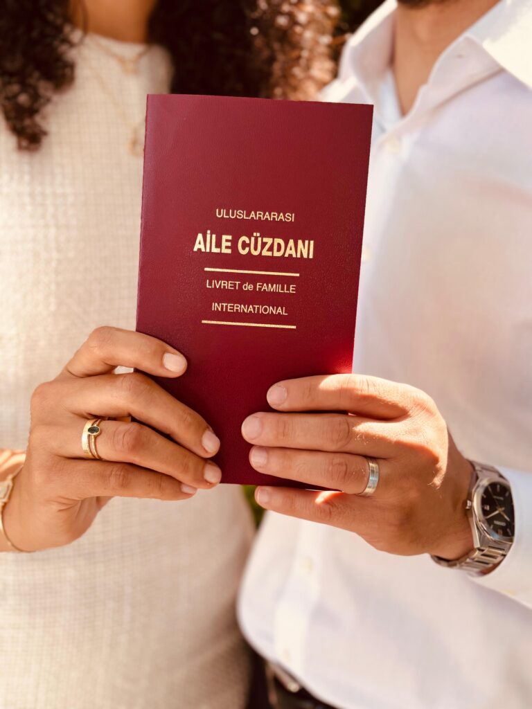 Aile cüzdanı tutan çift – aile hukuku